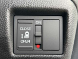 片側電動スライドドアが装備されています!荷物で手が塞がるなど簡単にドアの開閉が出来ます!何より力いらずで開閉OK!電動機能はOFFにもできますから元気なお子様の駆け出しも安心!