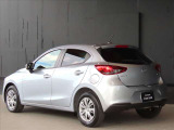 斜め後ろからのラインはコンパクトカーと思えないほどの躍動感が魅力的なMAZDA2です。