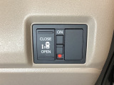 リアドアは乗り降りに便利な両側電動スライドドアです。また運転席に座っていながらスイッチ操作で自在にスライドドアを開け閉めできます。