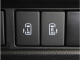 【両側電動スライドドア】ボタンを押すだけでスライドドアの開閉が可能。もちろんキーからの操作も可能。お子様を抱いている時・両手いっぱいの荷物を持っている時など非常に役立ちます。