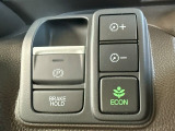 シフトノブ横には、パーキングブレーキ、ブレーキホールド、イルミネーションコントロール、ECONスイッチなどの各作動スイッチが装備されています♪
