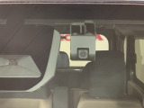 【ホンダセンシング】 「ミリ波レーダー」と「単眼カメラ」の異なる特性を持つ2つのセンサーなどにより、安心・快適な運転を支援します。ドライブレコーダー付きで、万が一の場合でも安心です。