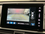 リバースギアに入れるだけで後方の表示へ切り替わります。夜間や雨の日の駐車も楽になりますよ。