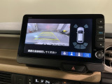 リバースギアに入れるだけで後方の表示へ切り替わります。夜間や雨の日の駐車も楽になりますよ。