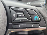 プロパイロットスイッチをONにして走行スピードを設定するだけでステアリングを自動制御で車線中央走行をキープ。車間距離をキープ。急な割り込みにもブレーキ操作なしでスピードコントロール、車間を調整&rArr;安心◎