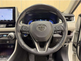 ステアリングスイッチ搭載!手を離さずに手元のスイッチでさまざまな操作が可能。運転中、視線をそらさなくても操作ができて安全です!