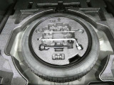 【応急用タイヤ】・・・万一のときにも安心な応急用タイヤはしっかり備わっております。中古車選びにはこういうチェックもお忘れずに。