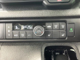 【オートエアコン】一度お好みの温度に設定すれば、車内の温度を検知し風量や温度を自動で調整。暑い&hellip;寒い&hellip;と何度もスイッチ操作をする必要はありません。快適な車内空間には必須の機能ですね♪