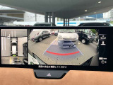 360&deg;ビューモニターでは、両サイドとフロント、バックカメラの合成で、あたかも上空から見下ろした様に周囲を確認して頂けます。駐車場だけでなく、T字路等でも活躍のアイテムです!