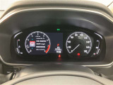 視認性に優れたメーターを採用しており、走行中でも車速や情報が分かりやすく表示されます。運転時の視線移動をむりのない範囲に抑え、快適で安心感のあるドライブをサポートします。