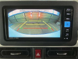 バックモニターで、後方を確認しながら安心して駐車することができます。※カメラが映し出す範囲は限られています。必ず車両周辺の安全を直接確認してください。