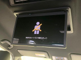 【14型有機ELフリップダウン】三列目からでも迫力のエンタメが観れる大画面フリップダウン。有機ELのモニターでは、一般的なフリップダウンよりも高コントラストでキレイな映像を楽しめます。