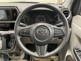 快適な操作性の運転席、ハンドルも綺麗に清掃済みです!もちろん安全を守るエアバッグも装備しているので安心してお乗りいただけます(^^)