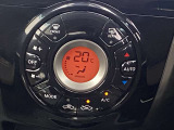 オートエアコン搭載車です。風量を自動で調節します。