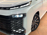 【三眼LEDヘッドライト】スタイリッシュな見た目の三眼LEDヘッドライトを装備♪スタイルだけでなく、夜間の走行も視界良好で安心してお乗りいただけます。
