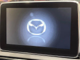 【マツダコネクト】車内の雰囲気にマッチした一体型タイプのディスプレイ。各種車輌設定やBluetooth再生等、様々な機能が楽しめます。専用SDカードのご購入で、ナビ機能も使用出来ます。