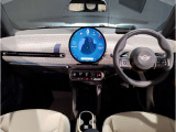 MINIの内装はとにかく『円』に拘ったデザインコンセプトが一目で伝わってきます。これほど円形に拘った車は他に御座いません。伝統のデザイン、トグルスイッチなど遊び心のある内装で御座います。