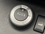 【オールモード4&times;4】2WD/4WDモードを手軽に切り替え可能。燃費重視の2WD、スタック時に役立つLOCK、AUTOモードでは4WDの配分を自動で調整し、路面状況を問わず安定した走りをサポート。