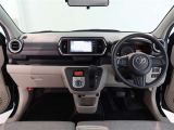 スタイリッシュなデザインのインパネ。各操作スイッチは使いやすい位置に配置されてます。