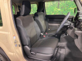 運転席まわりには十分なスペースがあり、大柄な方でもゆったり運転していただける環境です。
