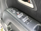 【電動格納ミラー】サイドミラーは電動格納式となっており、狭い駐車場でもキズがつくリスクを抑えられます。
