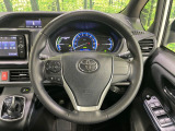 【純正革巻きステアリング】上質な革を使用することで、手にしっかり馴染みとても運転しやすいハンドルです♪