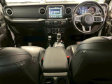 かつての名車、CJのオマージュをした直線基調のデザインです。直感的に操作できるスイッチ類となっております。