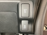 VSA装備車です。VSAはドライバーの操作と車の動きを見守っています。もし車の挙動が乱れたとき、4輪別々にブレーキをかけたり、エンジンパワーをしぼることによって車を安定させます。