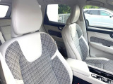 VOLVOのシートは人間工学に基づいた設計となっており、長時間の運転でも疲れにくいと定評があります。当店ではモデルにより試乗可能な車両もご用意しておりますので、ぜひ座り心地をご体感ください。