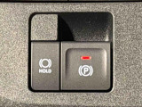 指先だけで簡単に操作が可能な電動パーキングブレーキを採用。「HOLD」スイッチを押すと、渋滞や信号待ちなどでブレーキペダルから足を離しても、ブレーキを保持するので安心です