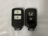 スマートキーを装備しています。鍵を差し込むことなくドアロックの開け閉めと、スタートボタン操作でのエンジンスタートができます。スペアキーも同じものを用意しております。