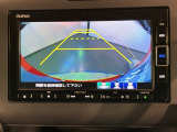リバースギアに入れるだけで後方の表示へ切り替わります。夜間や雨の日の駐車も楽になりますよ。