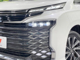 【LEDヘッドライト】悪天候や夜間走行時も良好な視界を確保し安心して運転できる高輝度LEDヘッドライトを装備!点灯速度が早く、消費電力も抑えられています。