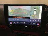レクサスのお車はすべてバックモニターを標準装備。駐車時のご不安を解消する、パノラミックビューモニターも装備しています。