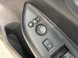 狭い駐車場で便利な電動格納ドアミラーが付いています。