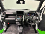 美しいデザインの運転席空に加えてUV&IRカット機能付きフロントガラスの面積や位置取りが良く、前方・右前・左前方向の視認性がいいですよ!