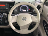 インテリアに合わせたデザインのステアリングは、運転される方のことも考え、運転しやすい形状、大きさです。是非一度、実際に触ってお確かめください。