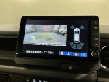 リバースギアに入れるだけで後方の表示へ切り替わります。夜間や雨の日の駐車も楽になりますよ。