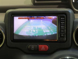 車両後方の映像を映すバックモニター。進路を確認しながら安全に車庫入れできます。