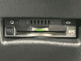 ETC車載器搭載しております。高速道路も料金支払いレーンに並ばず通過でき、とても便利です。ETCカードもお車購入時に入会する事ができます。お気軽にお問い合わせ下さい。