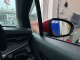 BSW(後側方車両検知警報)ブザーとともに、ブレーキを制御することで車両をもとの車線内に戻すような力を短時間発生させ、車両との接触を回避するようドライバーのステアリング操作をアシストします。
