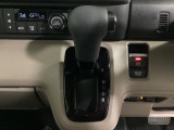 CVT車のセレクトレバーです。低速から高速まで、変速ショックのないスムーズな走りと、エンジン効率のよい領域を維持して燃費にも貢献します。サイドブレーキはスイッチ操作の電子制御パーキングブレーキです。