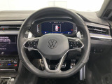Volkswagen全車共通の上質な本革を使用した手触りのしっとりとしたステアリングです。唯一素肌が触れるハンドルは上位モデルと同じ握り心地になっております。