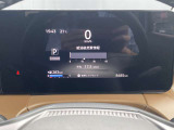 前方ディスプレイには車両情報や設定が表示されます。