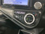 【オートエアコン】一度お好みの温度に設定すれば、車内の温度を検知し風量や温度を自動で調整。暑い&hellip;寒い&hellip;と何度もスイッチ操作をする必要はありません。快適な車内空間には必須の機能ですね♪