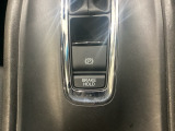 セレクトレバーの下に電子制御パーキングブレーキがあります。スイッチひとつで、停車した地点の傾斜などをシステムが検知・判断してブレーキ力を自動的に最適制御し、しっかり停車できるパーキングシステムです。