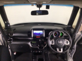 【前方視界】開放的な前方視界!運転がしやすく疲れにくいです♪窓が大きく、見通しがとっても良いおクルマですよ♪