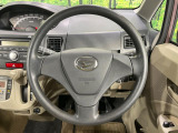 インテリアに合わせたデザインのステアリングは、運転される方のことも考え、運転しやすい形状、大きさです。是非一度、実際に触ってお確かめください。