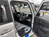 【運転席】座り心地が良いシートなので長時間の運転でも快適にお過ごしいただけます。新品のフロアマットのご注文も可能です。掲載箇所以外にご希望の写真がございましたらお気軽にお問い合わせ下さい。