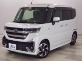 全方位カメラとパーキングセンサー装備で駐車時の安全確認もできて安心です!お持ちのスマホをBluetooth接続して音楽をドライブ中に楽しむことが可能です♪衝突軽減ブレーキとサイドカーテンエアバッグ付!